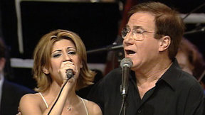 אהוד מנור ושרית חדד על הבמה. 2001
