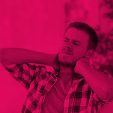 גבר מחזיק את צווארו הכואב