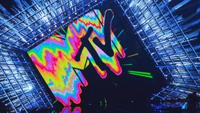 לוגו MTV על במת טקס פרסי ה-VMA בלוס אנג'לס, 2015