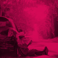 גבר מנגן בגיטרה ביער