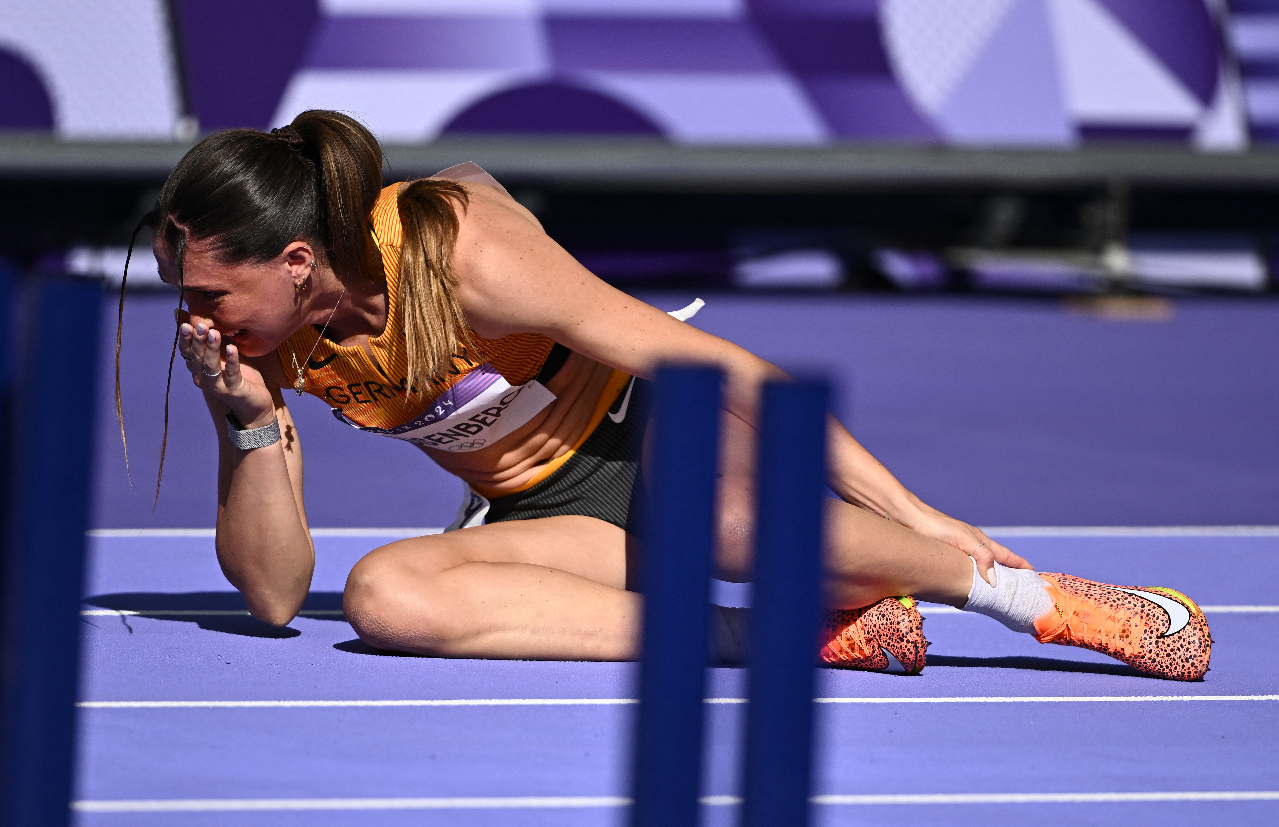 ספורטאית גרמנית בשם סופי ויינסברגר נפצעה במהלך החימום בקפיצת 100 מטר משוכות