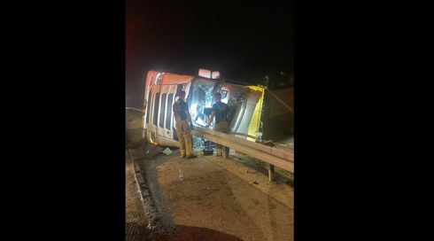 انقلاب شاحنة على طريق 6