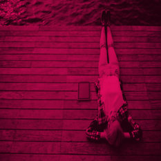 איש שוכב בשמש