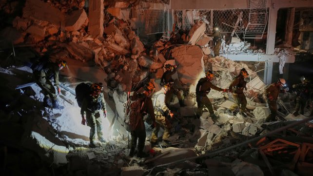 موقع سقوط الصاروخ في بات يام | تصوير: AP