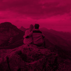 זוג יושב בטבע