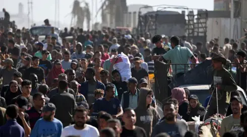 في طريقهم لموقع توزيع المساعدات