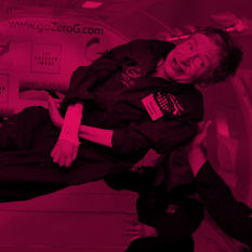 סטיבן הוקינג מרחף באפס כבידה