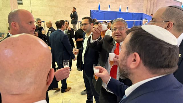 بن غفير يحتفل بالمصادقة على القانون