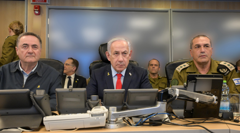 הרמטכ"ל אייל זמיר, ראש הממשלה בנימין נתניהו ושר הביטחון ישראל כ"ץ בבור בקריה בזמן התקיפה בתימן, 5 במאי 2025