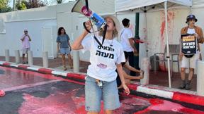 פעילי עומדים ביחד מול בית הרמטכ"ל