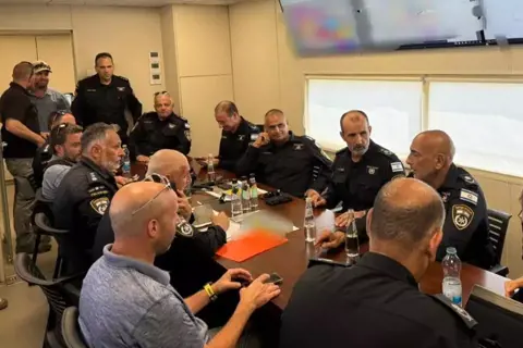 جلسة المفتش العام للشرطة داني ليفي مع قيادة لواء الشارون لدى الشرطة