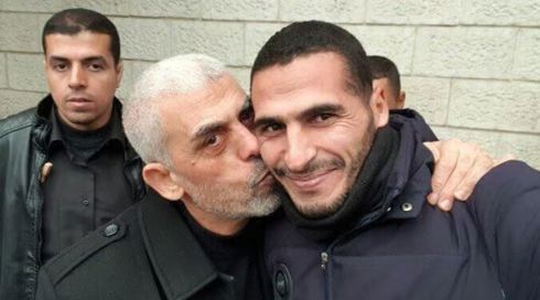حسن اصليح مع يحيى السنوار