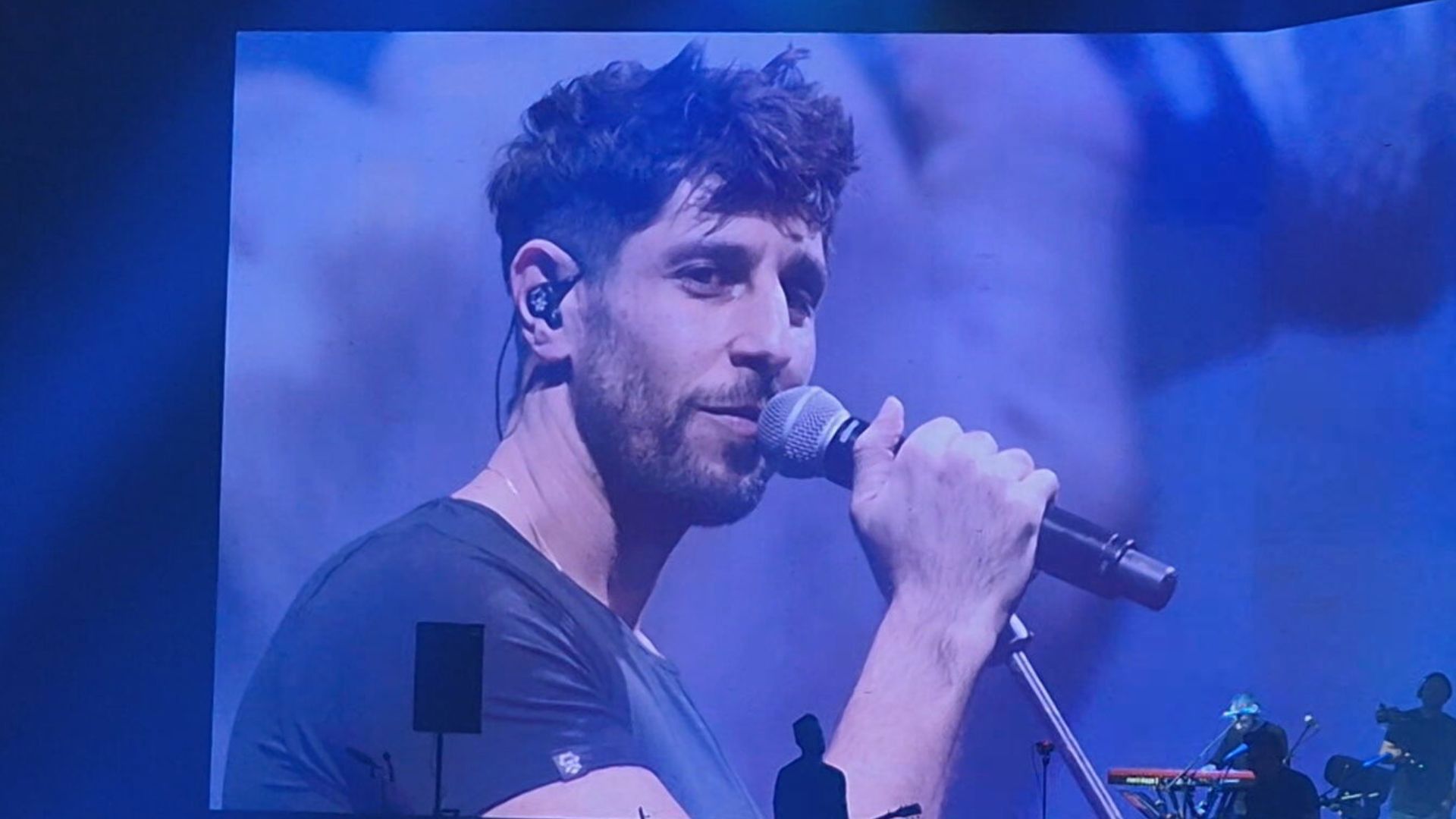 עידן עמדי בהופעה בפיס ארנה ירושלים, בחודש פברואר