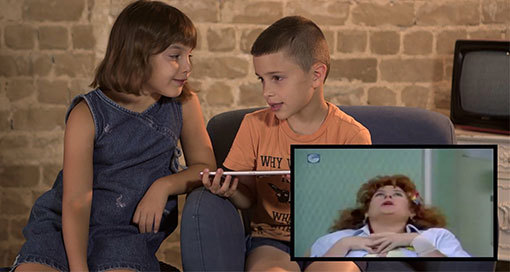 ילדים צופים ב-"ציפי ללא הפסקה". 2016