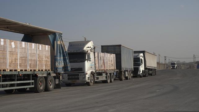 ادخال مساعدات إنسانية إلى قطاع غزة