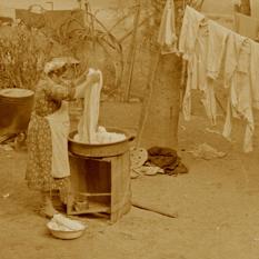 כביסה בגיגית בחצר