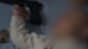 נשק במיטת התינוק