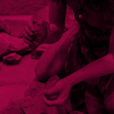 אדם מדליק אש באמצעות אבנים