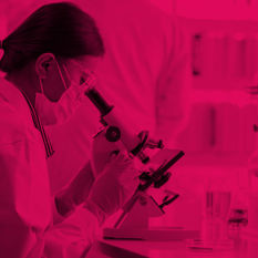 חוקרת במעבדה