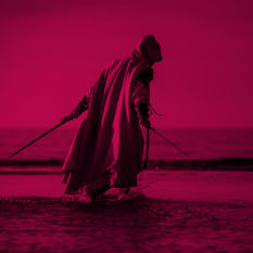 גבר מחזיק שתי חרבות