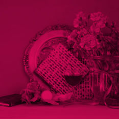 צלחת פסח, מצות, כוס יין ופרחים