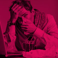 גבר מקנח את האף