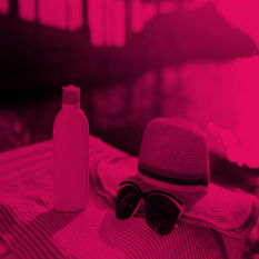 מגבת משקפי שמש וקרם שיזוף