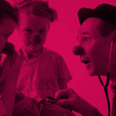 ליצן עם ילדים