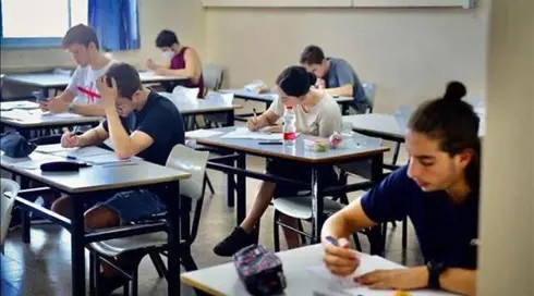 طلاب مدرسة ثانوية