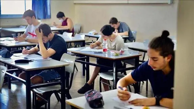 طلاب مدرسة ثانوية