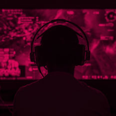 נער משחק במחחשב