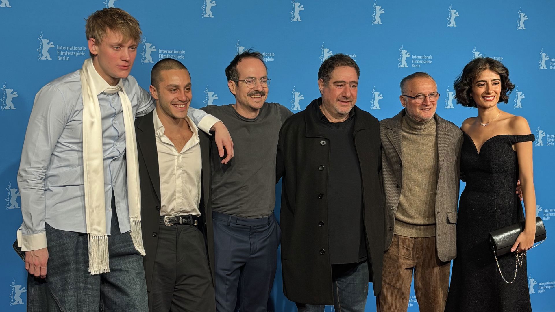 מכנס (שלישי משמאל) וצוות השחקנים בברלין, אמש