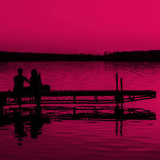 זוג יושב על מזח