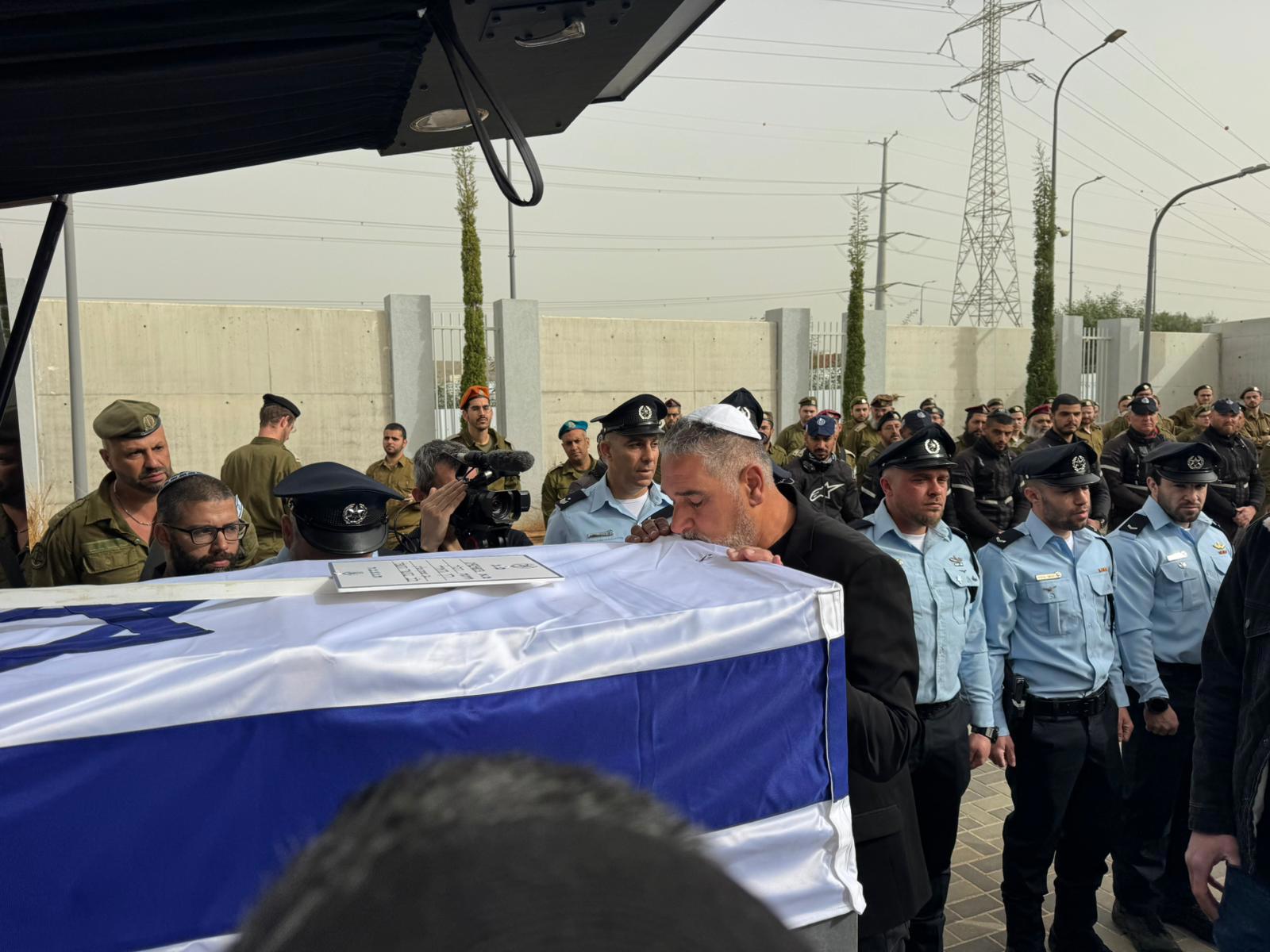 איציק גואילי, אביו של רן גואילי מנשק את ארונו במסע הלווייה, 28.01.26