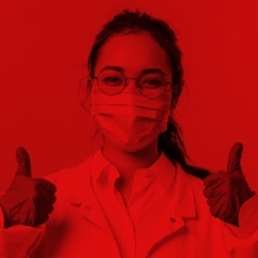 מדענית עם מסיכה