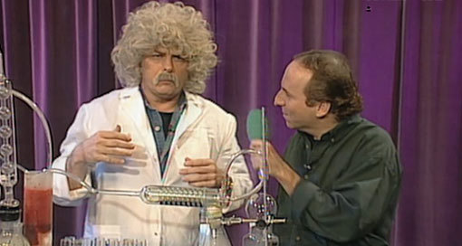 דני סנדרסון, מאיר פניגשטיין משחזרים את מערכון המדען קירי. 1996