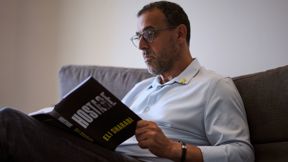 אלי שרעבי עם המהדורה האנגלית של ספרו "חטוף", בשנה שעברה
