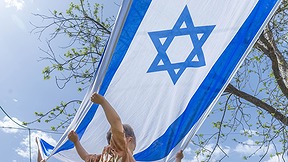 ילד מחזיק בדגל ישראל