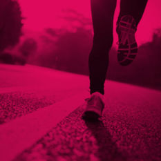 אישה רצה על כביש