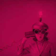 ילד משחק בטלפון