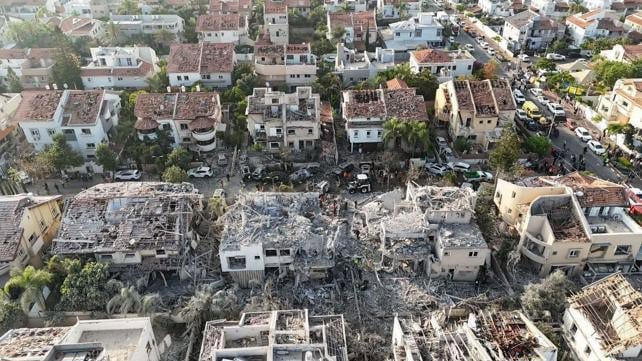 منازل متضررة نتيجة التصعيد الإيراني | تصوير: AP