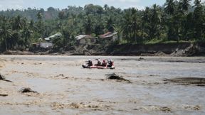חילוץ תושבים בסירת גומי במחוז אצ'ה שבאינדונזיה, הבוקר