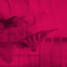 צילום של מדען במעבדה