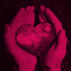 זוג ידיים אוחזות גלובוס בצורת לב