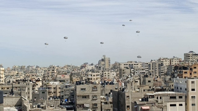 إنزال مساعدات إنسانية