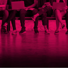 ילדים עם מחשבים וסמארטפונים