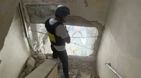 موقع سقوط الصاروخ بمدينة بني براك