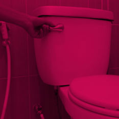 איש מוריד את המים באסלה