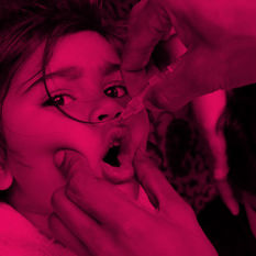 ילדה מקבלת חיסון