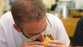 המפרום שמנצח טילים: שאול אמסטרדמסקי מגלה את האוכל הכי מיוחד באשקלון